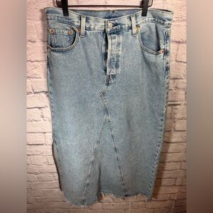 •Long Levi’s Denim‎ Skirt light wash button fly women’s size 32